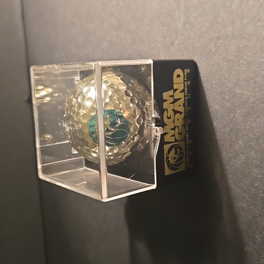 c RARE LIMITED GOLD MGM GRAND PXI LION LOGO LAS VAGAS GOLF BALL IN CASE